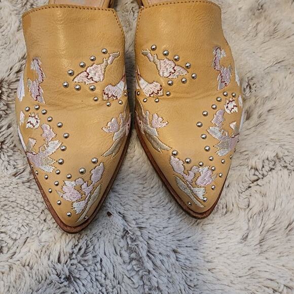 MI IM EMBROIDERED STUDDED BEIGE MULES SIZE 8 - Picture 5 of 6